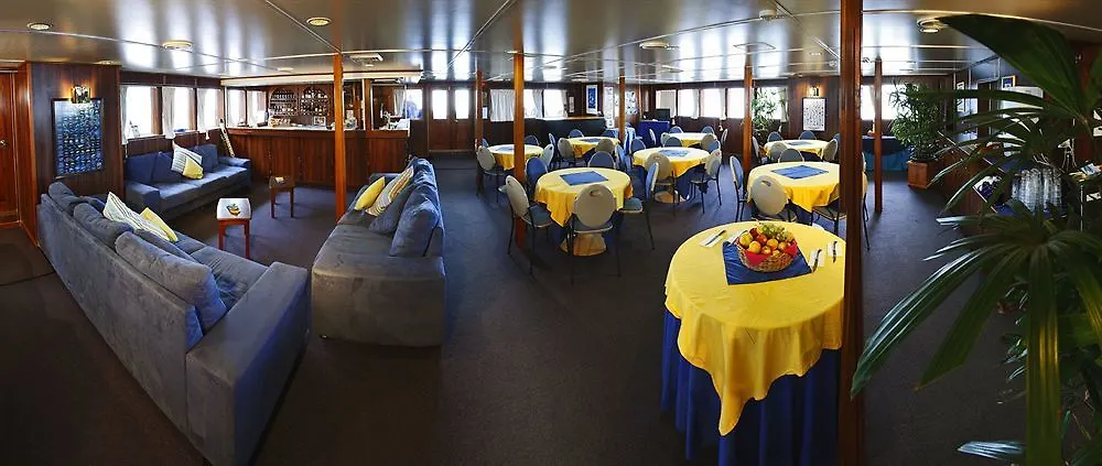 Botel Reef Encounter Hotel Cairns