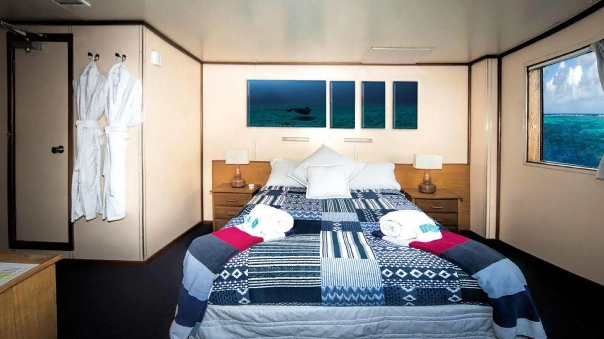 Botel Reef Encounter Hotel Cairns