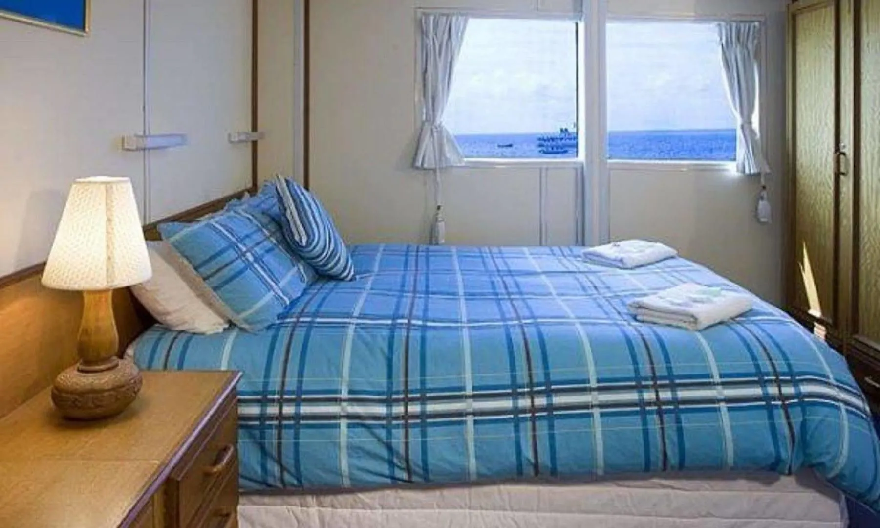 **** Botel Reef Encounter Hotel Cairns Australia