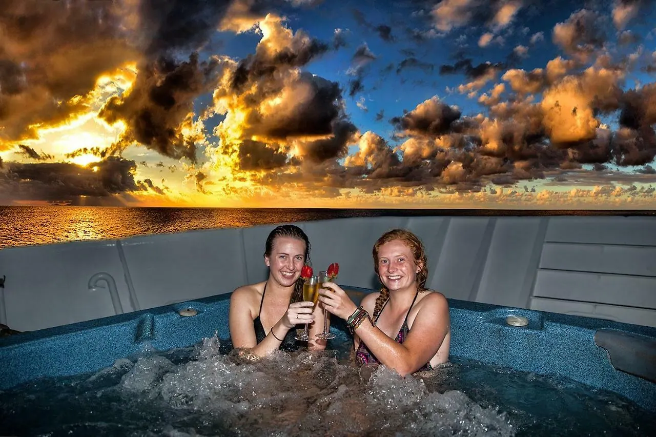 Reef Encounter Hotel Cairns 4*,